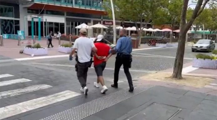 멜버른 한 남성, 유아가 있는 차량 절도 Police arrested the men outside a Frankston Shopping Centre. (Victoria Police)