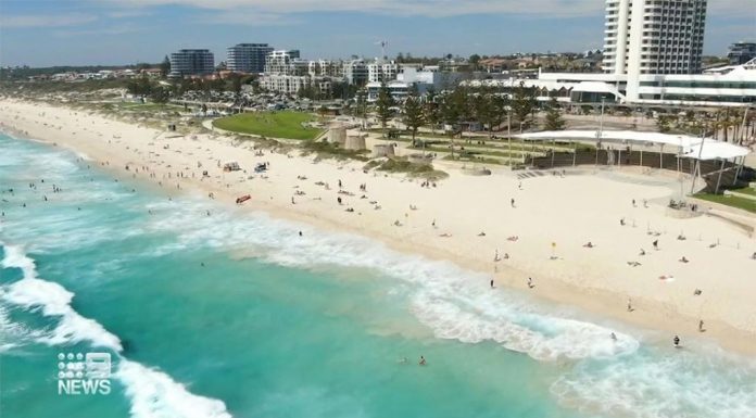 사라질 위험에 처한 퍼스 해변 Some of Perth's most popular beachside hotspots are at risk of being swallowed by the sea. (9News)