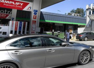 시드니 휘발유 가격, 사상 최고치 기록 후 하락세 Sydney motorists are being encouraged to fill up at the bowser now in the lead-up to the Australia Day public holiday. (Nine Peter Rae)