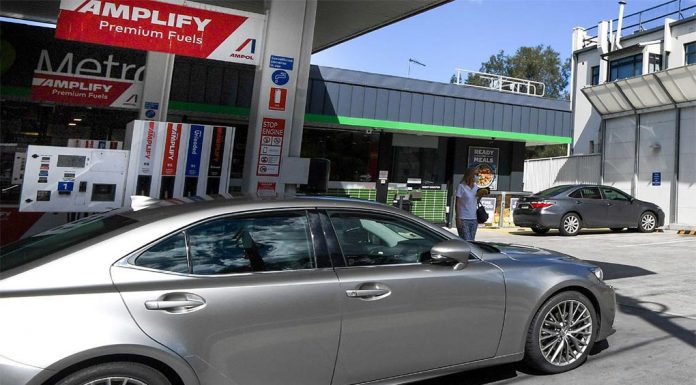 시드니 휘발유 가격, 사상 최고치 기록 후 하락세 Sydney motorists are being encouraged to fill up at the bowser now in the lead-up to the Australia Day public holiday. (Nine Peter Rae)