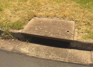 두 소년, 애들레이드 빗물 배수구에 몇 시간 동안 갇혀 The boys spent several hours in the drain before being rescued. (9News)