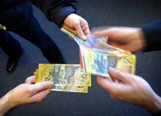 호주, 소매거래에 사라지는 현금 The federal government hopes to raise an extra $1.2 billion in income tax through a crackdown on personal income tax collections and the shadow economy.CREDITJOHN WOUDSTRA