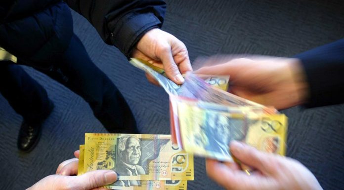 호주, 소매거래에 사라지는 현금 The federal government hopes to raise an extra $1.2 billion in income tax through a crackdown on personal income tax collections and the shadow economy.CREDITJOHN WOUDSTRA