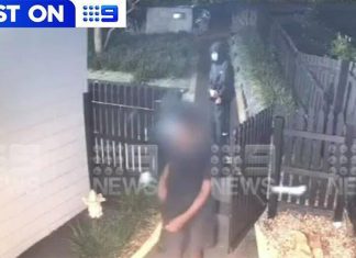 빅토리아, 강도 미수 범죄 후 도주 중인 무장 범죄자들 A group of armed offenders are on the run, after attempting to break into homes and vehicles during a crime spree on the Mornington Peninsula. (Nine)