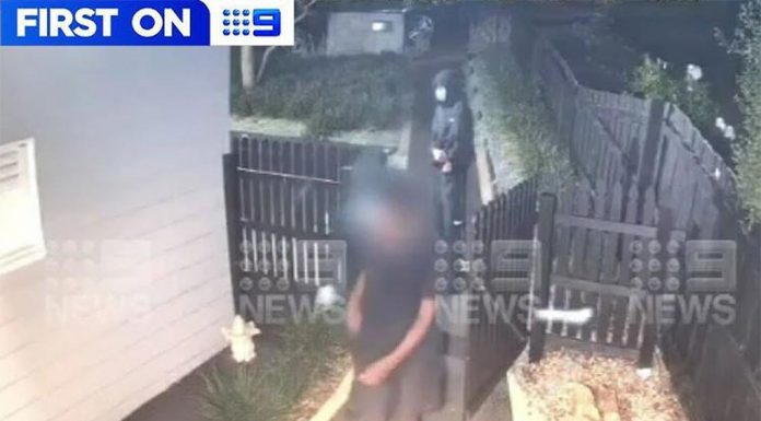 빅토리아, 강도 미수 범죄 후 도주 중인 무장 범죄자들 A group of armed offenders are on the run, after attempting to break into homes and vehicles during a crime spree on the Mornington Peninsula. (Nine)