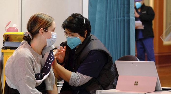 호주 성인을 위한 다섯 번째 COVID-19 백신 접종 예정 Australians will be able to get a fifth dose of a COVID-19 vaccine in the next few weeks. (Luis Enrique AscuiThe Age)