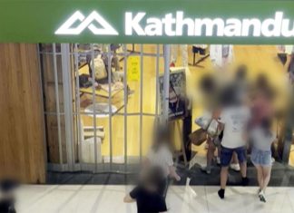 시드니 Kathmandu 매장, 가발 절도 사건 발생 Brawl breaks out at Parramatta Kathmandu after alleged theft. (Nine)