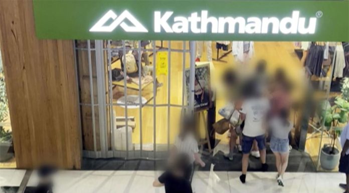시드니 Kathmandu 매장, 가발 절도 사건 발생 Brawl breaks out at Parramatta Kathmandu after alleged theft. (Nine)