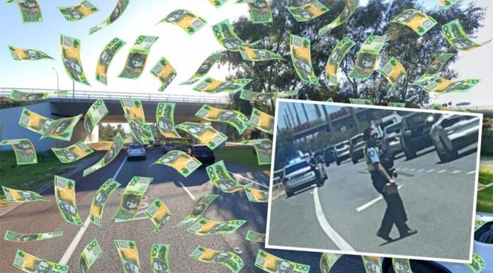 퍼스, 운전중 갑자기 하늘에서 떨어진 돈가방 Cash was thrown from a car travelling down Roe Highway about 11.30am on Saturday morning. Credit PerthNow