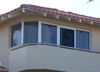 은퇴한 테니스 챔피언의 집, 호주의 날 강도들어 Medals, an old tennis racquet and a passport are among the items allegedly stolen. (9News)