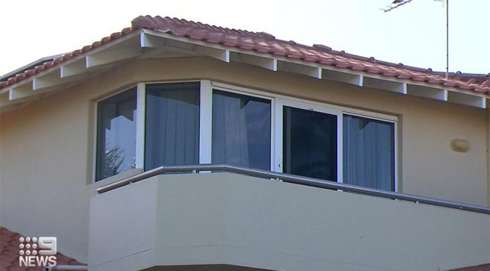 은퇴한 테니스 챔피언의 집, 호주의 날 강도들어 Medals, an old tennis racquet and a passport are among the items allegedly stolen. (9News)