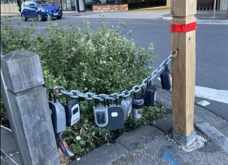 멜버른, 숙박산업으로 인한 부동산 악화 Over a dozen keypad locks are chained up across streets in Cremorne, Melbourne. Picture Reddit