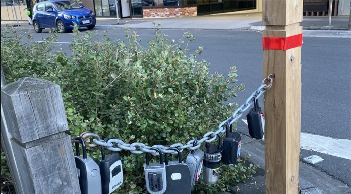 멜버른, 숙박산업으로 인한 부동산 악화 Over a dozen keypad locks are chained up across streets in Cremorne, Melbourne. Picture Reddit
