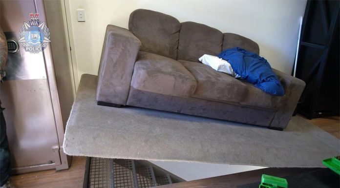 퍼스, 고성능 총기가 불법 보관된 비밀 지하 벙커 발견 The bunker was hidden under a false bottom D, police only found it after receiving an anonymous tip off (WA Police)