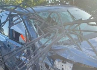 애들레이드, 금속 펜스가 자동차 앞 유리를 관통, 운전자 간신히 생존 The metal shards missed the man in his 70s by centimetres according to a witness. (Nine)
