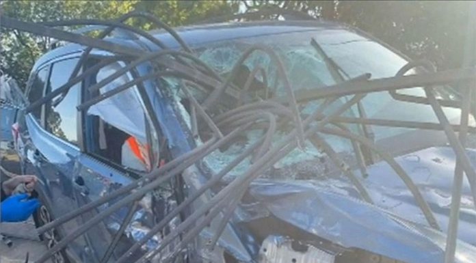 애들레이드, 금속 펜스가 자동차 앞 유리를 관통, 운전자 간신히 생존 The metal shards missed the man in his 70s by centimetres according to a witness. (Nine)