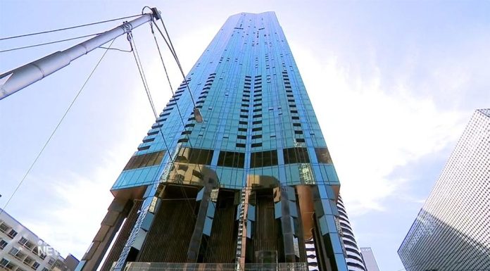 멜버른 아파트 안에 레스토랑을 열었던 셰프, 단속으로 폐점 The resturant was run out of a 42nd story apartment in Melbournes CBD (Nine)