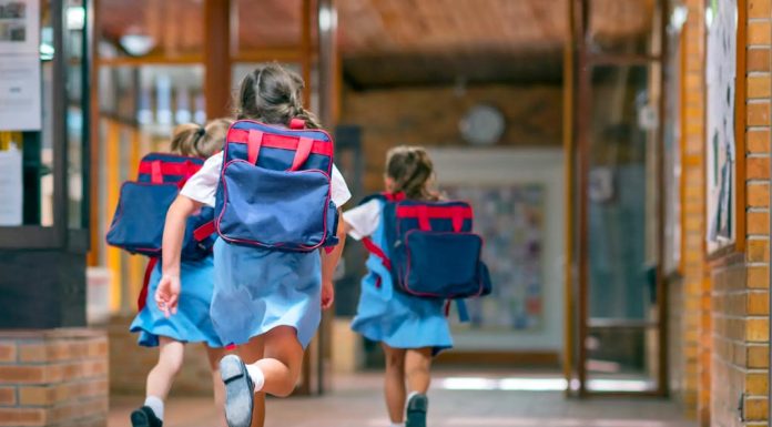 호주 인기 학군 학교 집값 상승세 While Christmas is an expensive time of the year, parents everywhere are bracing for another costly period this month_CREDITISTOCK