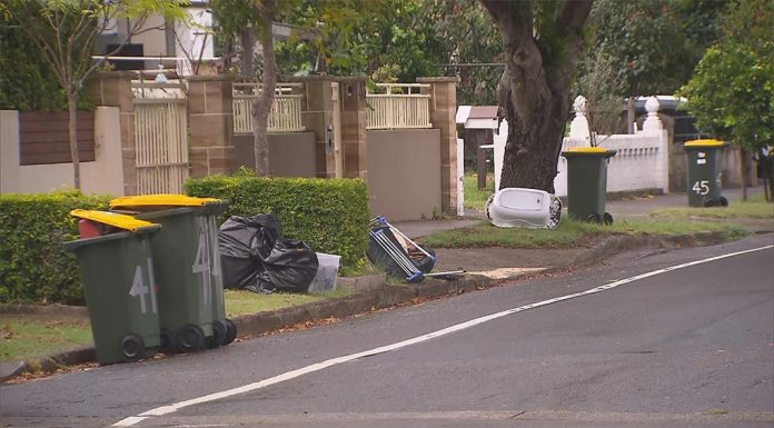 다시 파업한 쓰레기 수거 노동자들, 시드니 거리에 버려진 쓰레기들 Workers who are part of the Transport Workers Union are striking for the fourth time in recent months. (Nine)
