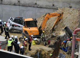 빅토리아 크레인 회사, 치명적인 고장으로 벌금 부과 A Victorian crane company has been fined $400,000 after a missing split pin caused a tub of concrete to freefal (AAP)