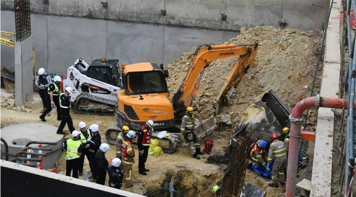빅토리아 크레인 회사, 치명적인 고장으로 벌금 부과 A Victorian crane company has been fined $400,000 after a missing split pin caused a tub of concrete to freefal (AAP)