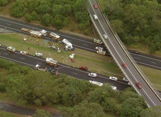 시드니 남서부에서 엄마와 아들 시멘트 트럭과 충돌사고로 사망 A truck and car collided on the Hume Motorway in Menangle Park. (9News)