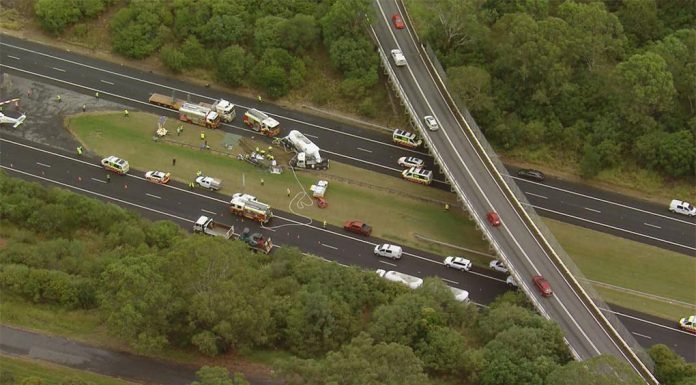 시드니 남서부에서 엄마와 아들 시멘트 트럭과 충돌사고로 사망 A truck and car collided on the Hume Motorway in Menangle Park. (9News)