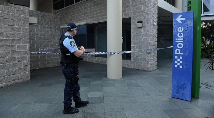 오번(Auburn) 경찰서에서 남성이 경찰 총에 맞아 사망 Auburn police station has been taped off while forensic teams analyse the scene. (Kate Geraghty)