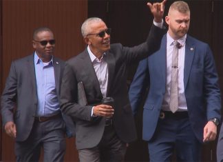 버락 오바마 전 미국 대통령, 호주 연설로 100만 달러 Barack Obama embarks on his second day in Sydney before the launch of his speaking tour down under. (Twitter)