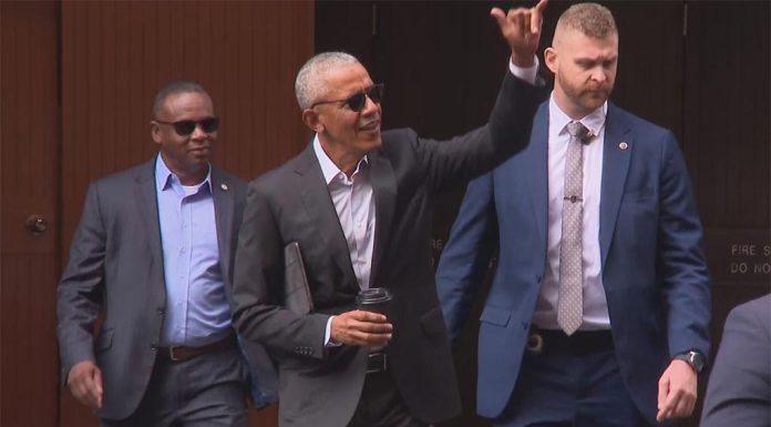 버락 오바마 전 미국 대통령, 호주 연설로 100만 달러 Barack Obama embarks on his second day in Sydney before the launch of his speaking tour down under. (Twitter)