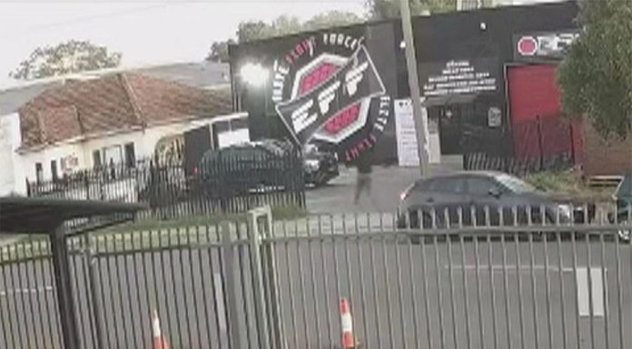 시드니 셉톤에 사는 아빠 살인범 수색 중 CCTV shows the moment Sydney father Taha Sabbagh was shot and killed outside a gym in Sefton. (Supplied)