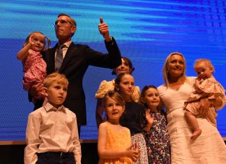 NSW 집권여당 판세 뒤집기 공약 NSW Premier Dominic Perrottet and his family on stage at the launch.CREDITDEAN SEWELL