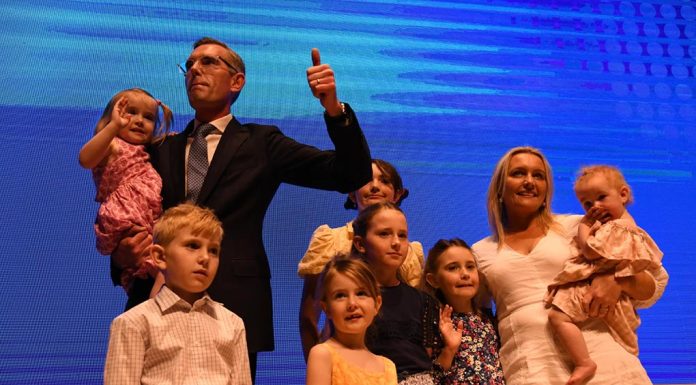 NSW 집권여당 판세 뒤집기 공약 NSW Premier Dominic Perrottet and his family on stage at the launch.CREDITDEAN SEWELL
