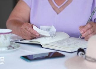 호주 생활비 위기로 다시 일터로 돌아간 연금 수급자가 수천 명 Older people risk losing their pension if they make over $11,800 of income a year (Nine)