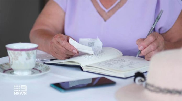 호주 생활비 위기로 다시 일터로 돌아간 연금 수급자가 수천 명 Older people risk losing their pension if they make over $11,800 of income a year (Nine)