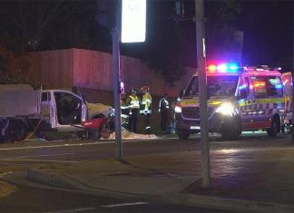 시드니, 차량 충돌 사고, 보행자 1명 사망, 다른 1명 중태 Police said two vehicles collided on the corner of Beecroft Road and Hannah Street in Beecroft about 8.30pm on Tuesday, March 21, 2023, before hitting two women believed to be in their 50s. (9News)