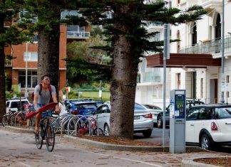 시드니 해변 길가 주차비 비싸 가기 두려워! Street parking in Manly is among the most expensive in Sydney, costing $10 an hour.CREDITNIKKI SHORT