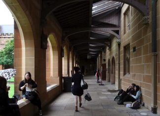 호주 유학생 고통가중 – 7월부터 워킹 아워 2주당 48시간 제한 Sydney University says it is trying to appeal to students who would not normally knock on its doors.CREDITFIONA MORRIS