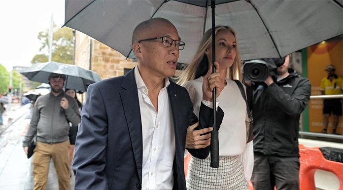 호주 유명 신경외과 의사 찰리 테오, 보건 징계 청문회 직면 Teo has the support of a number of past patients and they have been vocal throughout this hearing process. (Nick Moir)