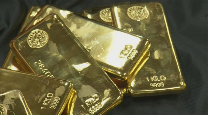 전직 바이커, 퍼스 조폐국에서 면허증 제시하면 27,000 달러의 금 사재기 가능 The Perth Mint is the only gold and silver refinery in the world owned by the government. (9News)