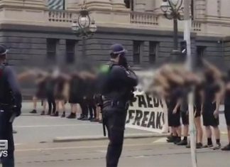 빅토리아 주 정부, 시위 후 나치 경례 금지 검토 The Victorian government will consider banning the Nazi salute after white supremacists hijacked a far-right protest on the steps of State Parliament. There's also been sharp criticism of the role of Victoria Police, wit