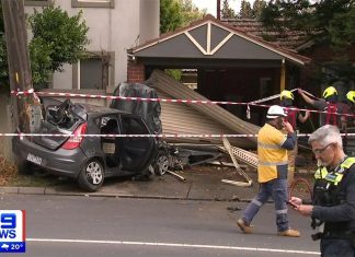 멜번, 흉기로 여러 업소를 강탈한 3인조, 차량 전봇대 충돌 후 체포 The group crashed their vehicle into a pole in Melbourne's inner suburbs. (Nine)