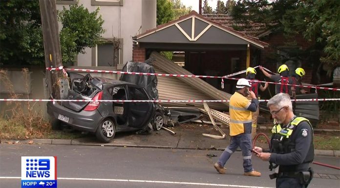 멜번, 흉기로 여러 업소를 강탈한 3인조, 차량 전봇대 충돌 후 체포 The group crashed their vehicle into a pole in Melbourne's inner suburbs. (Nine)
