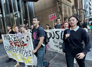 임대위기, 시드니 대학생들 쥐가 나오는 집에 780불 렌트 The group marched from NSW Parliament through Martin Place. Picture Eli Green NCA Newswire