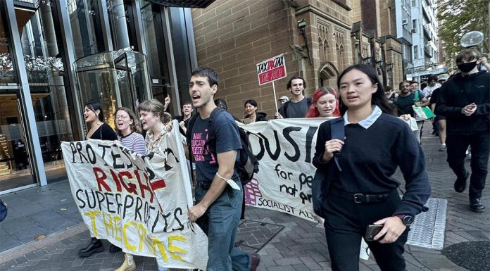 임대위기, 시드니 대학생들 쥐가 나오는 집에 780불 렌트 The group marched from NSW Parliament through Martin Place. Picture Eli Green NCA Newswire