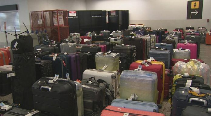 문 결함으로 베트남에 발이 묶인 젯스타 승객들, 기진맥진 The incident comes after hundreds of Jetstar passengers were stuck aboard a plane for seven hours at Alice Springs airport. (Nine)