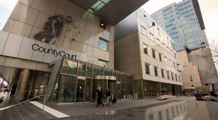 10대 학생과 성관계 원한 25세의 멜버른 교사, 징역형 선고 The woman pleaded guilty in the Victorian County Court to charges of grooming, sexual penetration of a child under 16 and possessing child abuse material. (Nine)