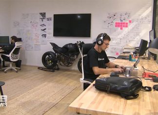 호주, 주4일 근무제를 도입하는 기업 증가 A four-day work week is a pipe dream for many, but for employees at Adelaide software design agency CodeFish Studio it's a reality. (9News)