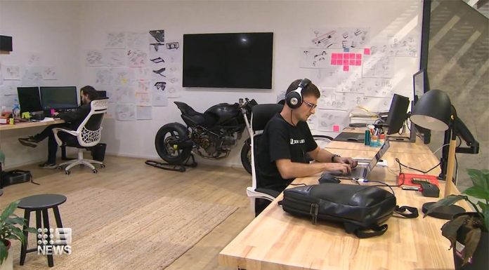 호주, 주4일 근무제를 도입하는 기업 증가 A four-day work week is a pipe dream for many, but for employees at Adelaide software design agency CodeFish Studio it's a reality. (9News)