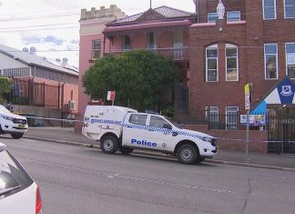 시드니 쿠지 유닛 블록에서 시신 발견 A man has been found dead in Coogee. (9News)